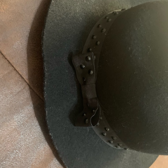 Justice Black Hat with accent - Picture 2 of 4